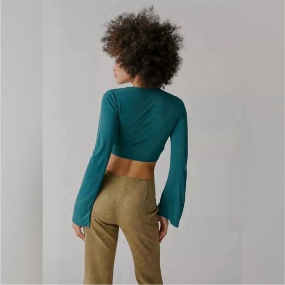 🌻HP🌻NWOT Urban Outfitters green Elle keyhole wrap crop top flare sleeves S - Picture 3 of 16